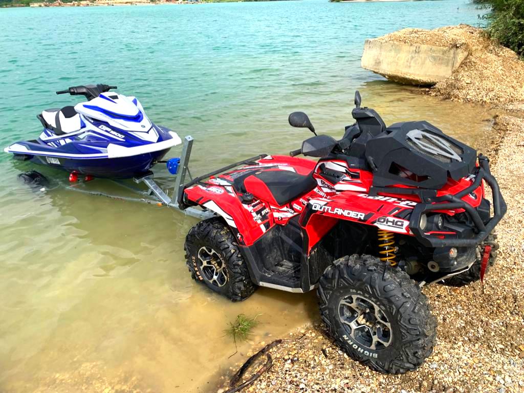 Quad izvlači jet ski iz mora na prikolici Torbarina
