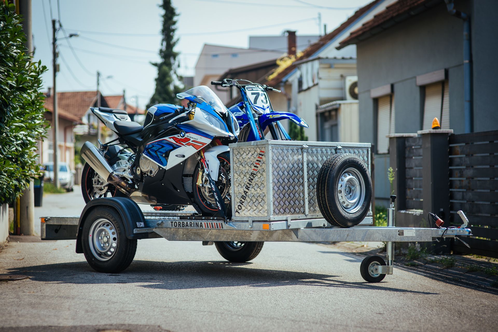 Prikolica za motore, za prijevoz dva motora sa izrađenim sandukom za moto opremu